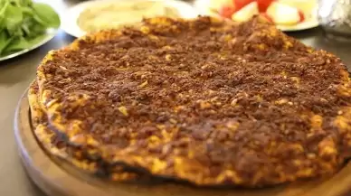 Lahmacun sarımsaklı mı olur soğanlı mı?