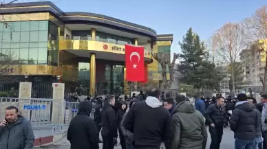 Kayyumdan sonra Türk bayrağı asıldı