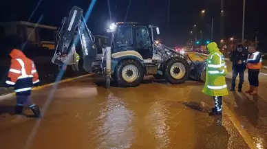 İzmir - Çanakkale Karayolu'nda meydana gelen su baskını trafiği felç etti, yol tekrar ulaşıma açıldı