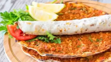 Evde Nefis Lahmacun Yapımı: İncecik Hamuru ve Lezzetli Harcıyla Tarif