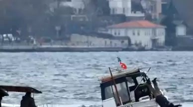 İstanbul Boğazı'nda balıkçı teknesinden denize düştü: O anlar kameralara yansıdı