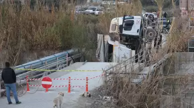 Hatay'da köprü çöktü: Kamyon dereye düştü