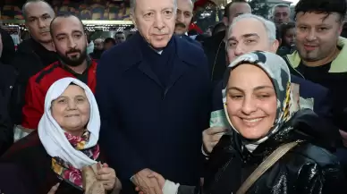 Cumhurbaşkanı Erdoğan, Sultanahmet'te vatandaşların kandilini kutladı