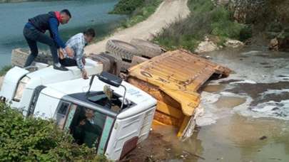 Mersin’de yol çöktü, kamyon devrildi