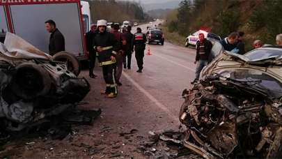 Bursa'da feci kaza! Araçlar bu hale geldi