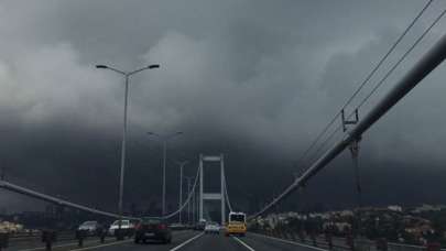 İstanbul'daki kara bulutlar köprüden fotoğraflandı