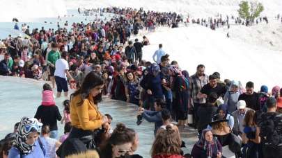 Turist akını! 3 saate 15 bin kişi ziyaret etti