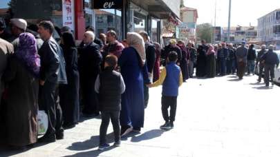 Ucuz et almak isteyenler oraya şoktu! Kuyruğun sonu gözükmüyor