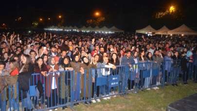 Ünlü şarkıcının konserinde büyük şok! Yalvardı...