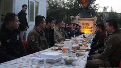 'Huzurun bekçileri' görev yerlerinde sırayla iftar yapıyor