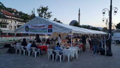 Türk askeri Kosova'da geleneksel iftar çadırını kurdu