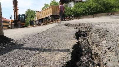 Korkutan görüntü! Yol yarıldı, sitede oturanlar tedirgin