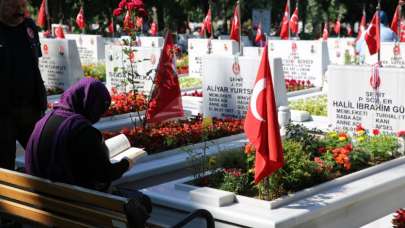 Edirnekapı Şehitliği ziyaretçi akınına uğradı