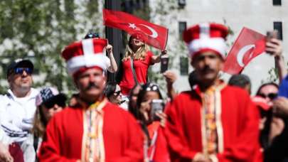 New York'ta bu yaz her yer kırmızı beyaza büründü