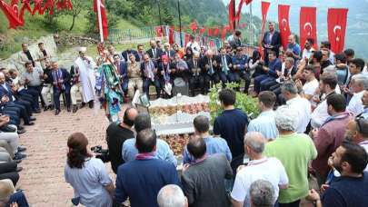 THY uçağı 'Maçka' ile gelenler Şehit Eren Bülbül'ü mezarı başında andı