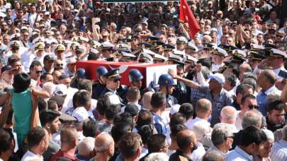 Şehit Üsteğmen binlerce kişi tarafından son yolculuğuna uğurlandı