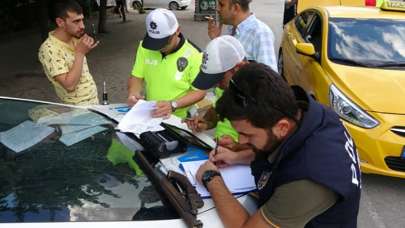 Polis denetiminde fark edildi! Taksiden çıkanlar pes dedirtti