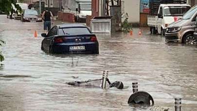 Yollar göle döndü, iş yerlerini su bastı! Valilik'ten uyarı geldi