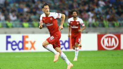 Bıçaklı saldırı atlatan Mesut Özil 'güvenlik' gerekçesiyle kadro dışı