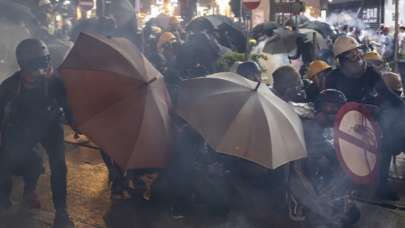 Hong Kong'ta  şemsiyeliler kazandı! Tartışmalı tasarı geri çekiliyor