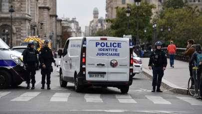 Paris'te polis merkezine saldırı: Ölü ve yaralılar var