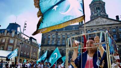 Uygur Türkleri Hollanda'da Çin'i protesto etti