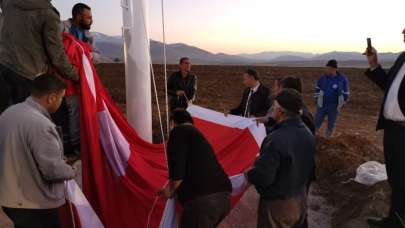 Sarız’da Dev Türk Bayrağı göndere çekildi