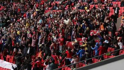 Samsun'daki futbol maçında sürpriz! Kimsesiz çocuklara oyuncak yağdı