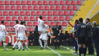 Lider yine değişti! Sivasspor farklı kazandı