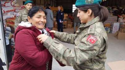 Gözyaşlarını Türk askeri sildi