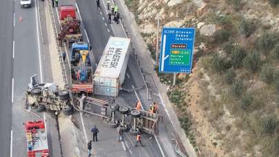 TIR devrildi, D-100 ulaşıma kapandı