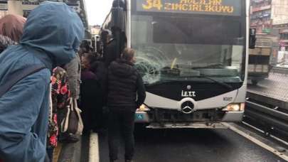 Yolcuya metrobüs çarptı! Seferlerde aksama yaşanıyor