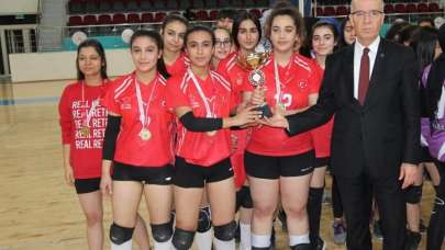 Voleybol Kilis Anadolu lisesi birinci oldu