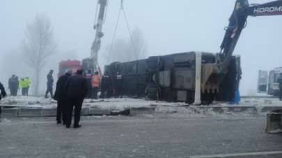 Isparta'da yolcu otobüsü devrildi! Çok sayıda yaralı