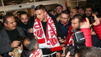 Podolski geldi! Kapıdan çay içerek çıktı