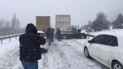 Karayolunda zincirleme kaza! 8 kilometre kuyruk oluştu