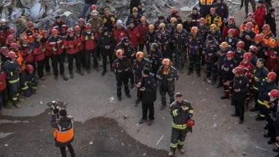 Deprem bölgesinde duygulandıran görüntü! Dua edip helalleştiler