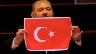 Türk bayrağını yırtan alçak rahat durmuyor!