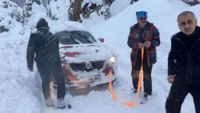 Artvin'de çığ düştü: 20 araçlık konvoy mahsur kaldı