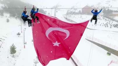 Palandöken'in zirvesine dev Türk bayrağı çektiler