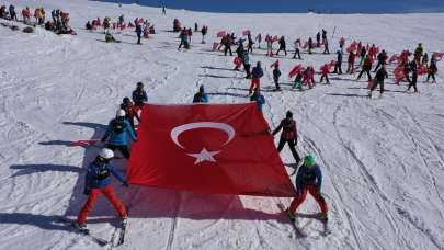 Türk bayraklı 500 kayaksever İdlib şehitleri için piste çıktı