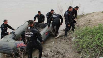 Munzur Nehri'nde jandarma timinin botu devrildi! Bir asker kayboldu