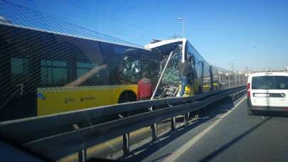 İstanbul'da iki metrobüs çarpıştı! Seferler durduruldu