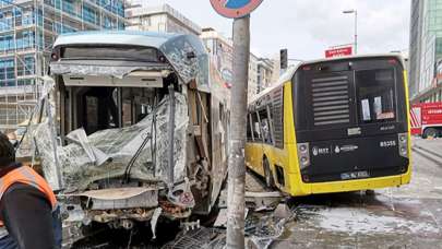 İstanbul'da raydan çıkan tramvay otobüse çarptı