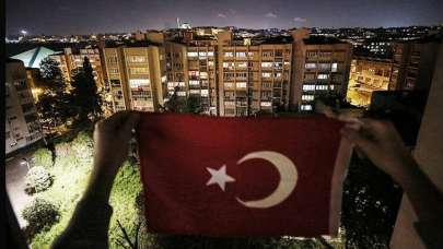 Türkiye İstiklal Marşı için balkonlarda olacak