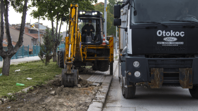 Bütünlüğü bozularak deforme olan kilit taşları yenileniyor