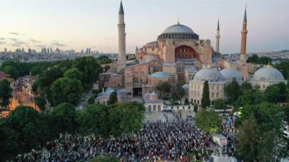 Ayasofya Meydanı'nda akşam namazı kılındı