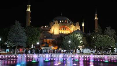 Ayasofya'nın ibadete açılmasını 'tarihi' bir adım