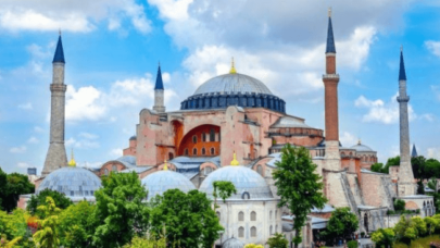 Kızılay'dan Ayasofya Camisi'nin açılışında vatandaşlara ikram