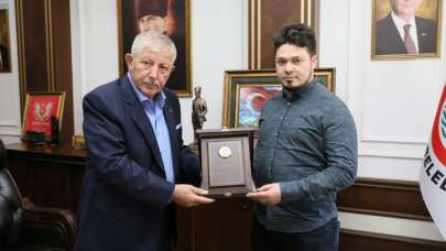 İş adamı Ay’a Başkan Sarı’dan plaket